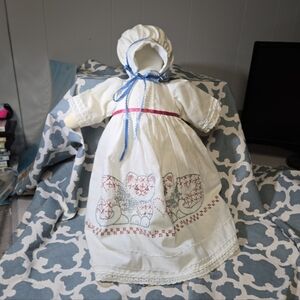 BEAUTIFUL HANDMADE AMISH DOLL W/ EMBROIDERED DRESS CATS